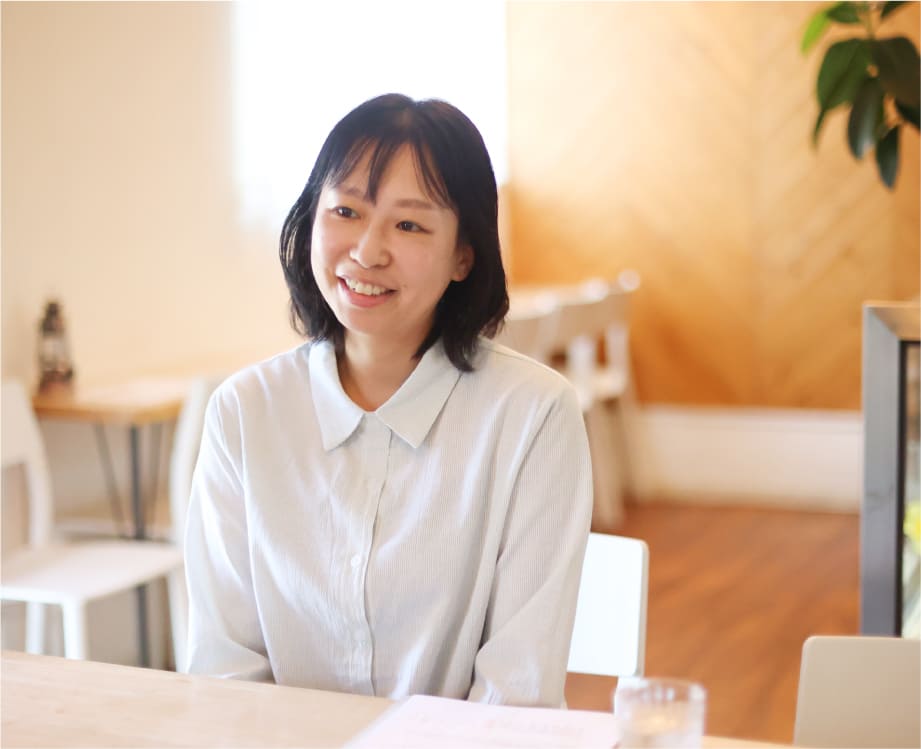 インタビュー中の内海さん