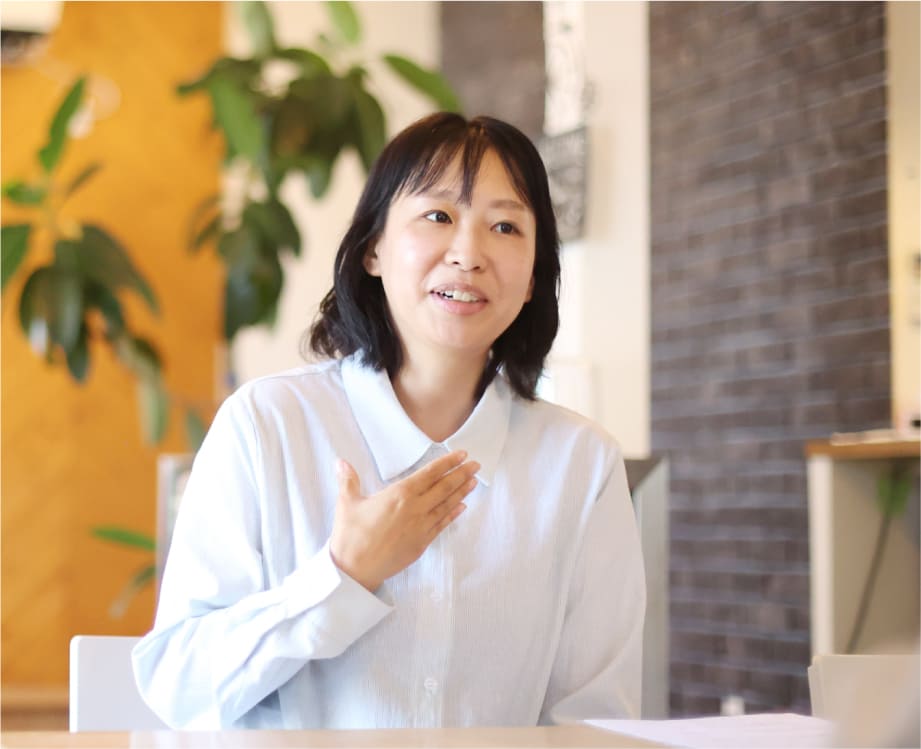 インタビュー中の内海さん