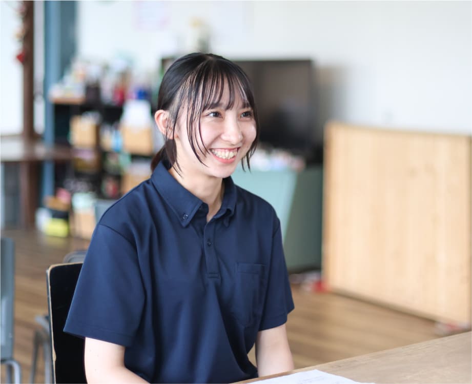 インタビュー中の佐藤さん