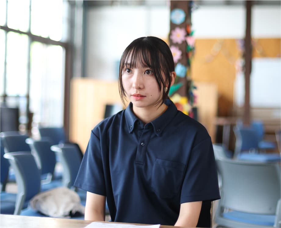 インタビュー中の佐藤さん