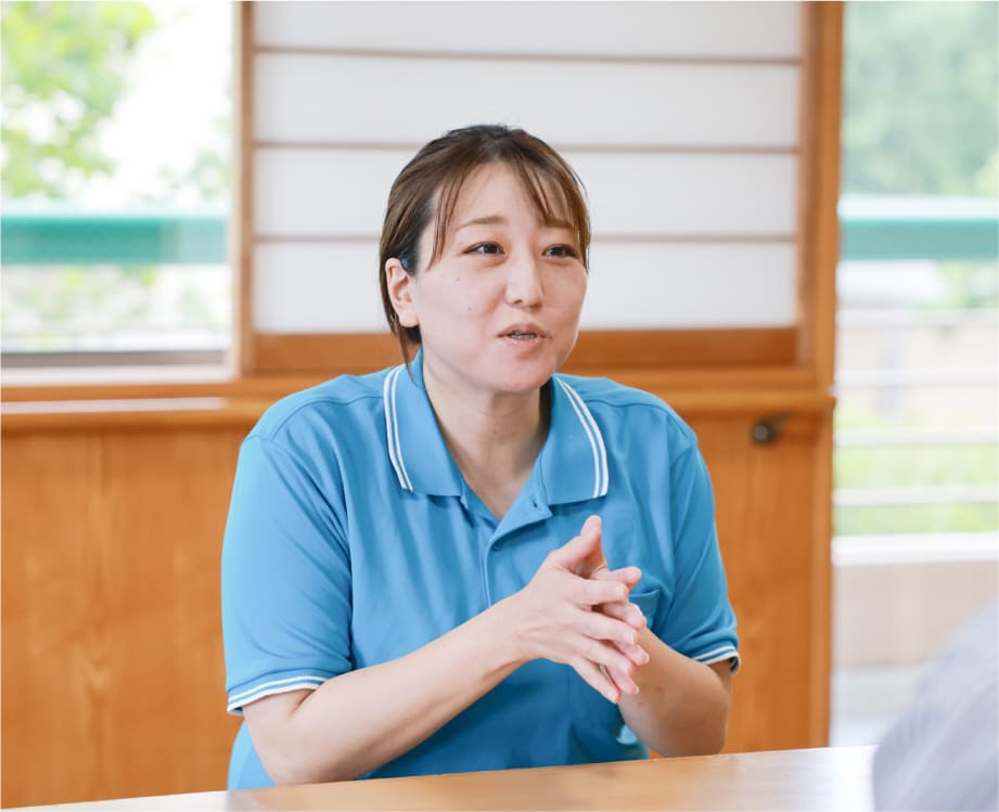 インタビュー中の吉田さん