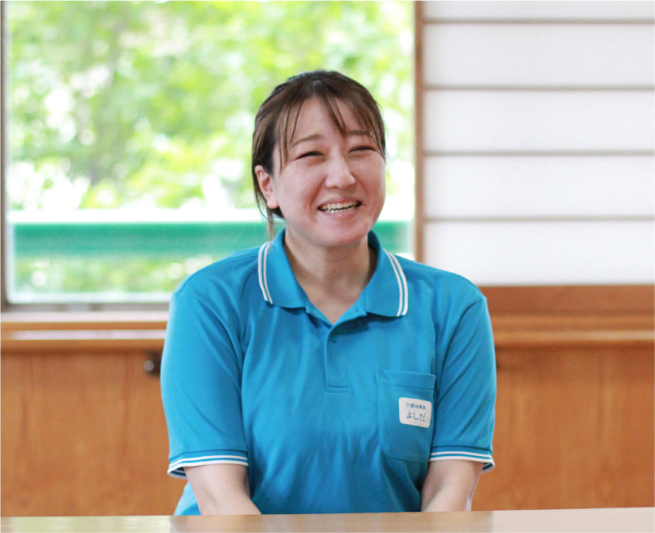 インタビュー中の吉田さん