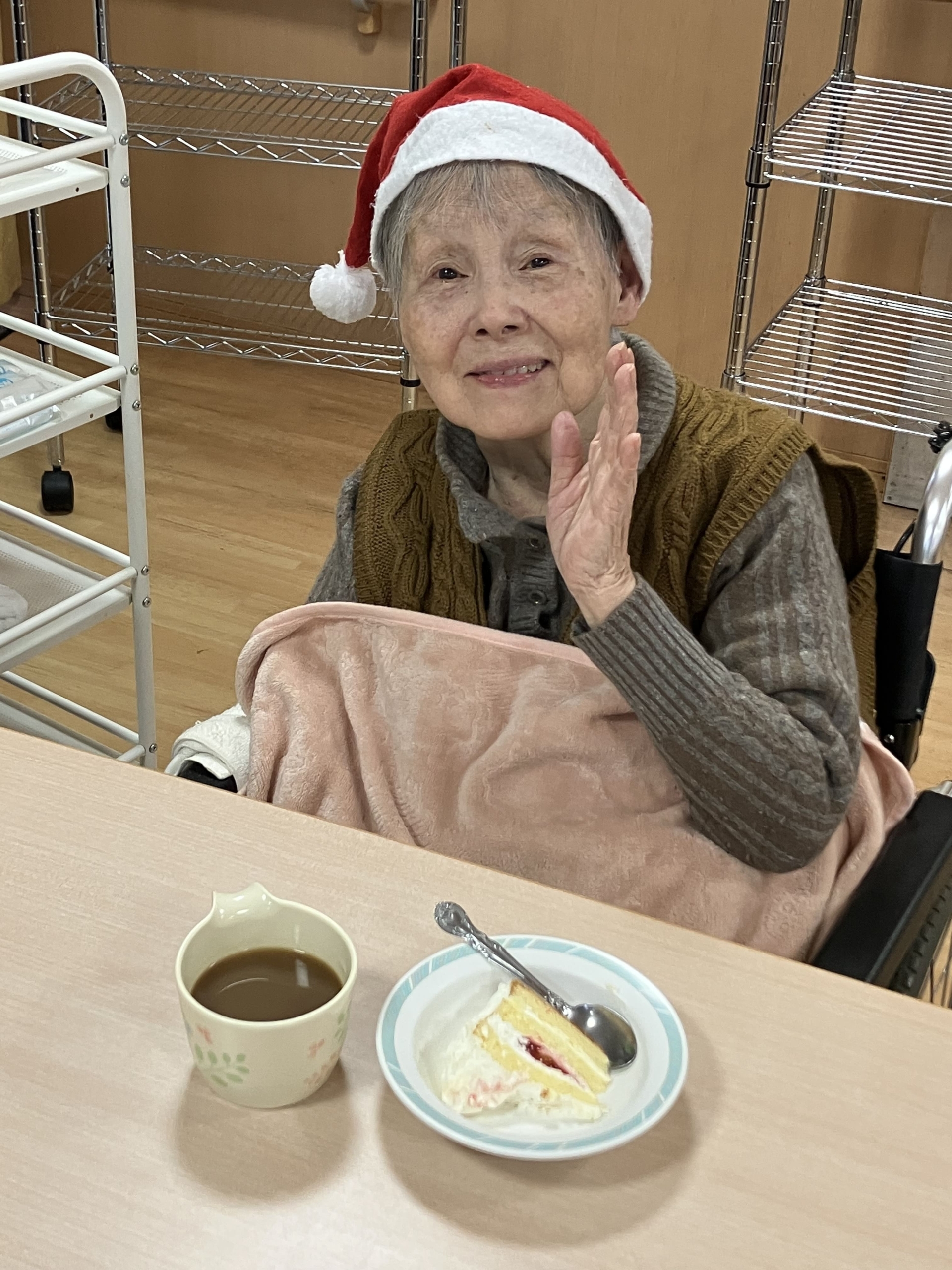 クリスマスケーキを楽しむ利用者さま