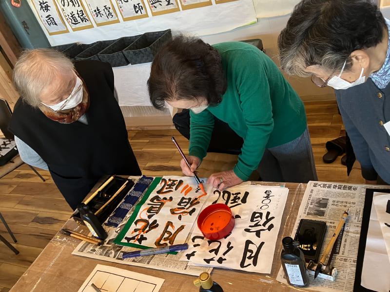 先生に添削してもらっている様子