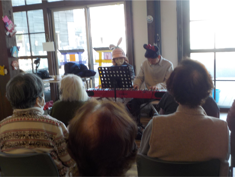 演奏を楽しむ利用者さん